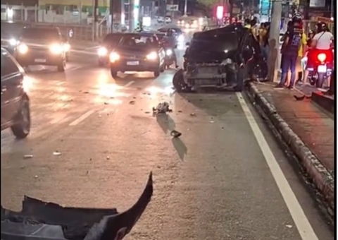 Carro fica despedaçado ao atingir poste na Av. Cosme Ferreira