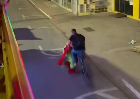 Fofão, da Carreta Furacão, é atropelado ao dar mortal de marquise; vídeo