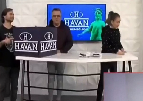 Sonia Abrão leva tombo ao vivo e reação viraliza: 'quase um gemidão'