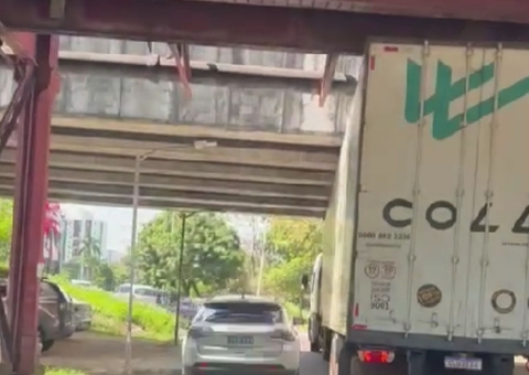 Vídeo: Carreta fica presa em alça de retorno do Parque dos Bilhares