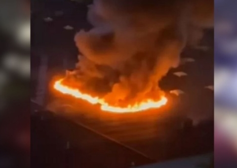 Mulher é socorrida durante incêndio de grandes proporções no Carrefour; vídeo