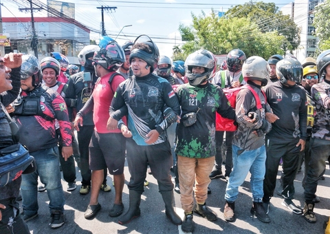 Vídeo: Entregadores protestam após prisão de colegas por confusão em condomínio de Manaus
