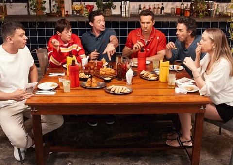 No Brasil, Ryan Reynolds e Hugh Jackman experimentam pastel e cerveja