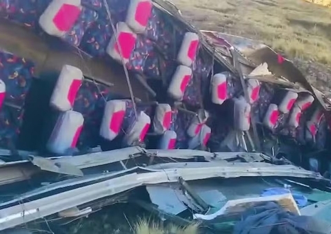 Ônibus de turismo despenca em abismo e deixa mais de 20 mortos no Peru