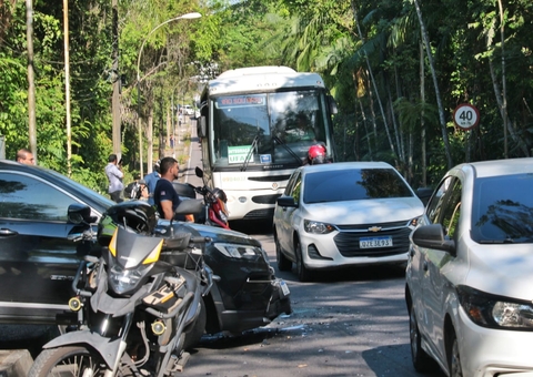 Acidente com três carros na Ufam deixa Avenida Rodrigo Otávio intrafegável