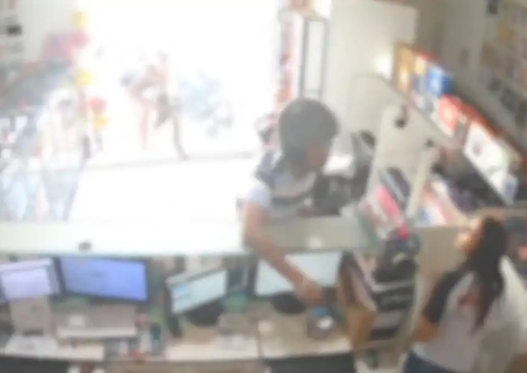 Homem tenta matar ex-namorada a tiros após ser bloqueado no WhatsApp; vídeo