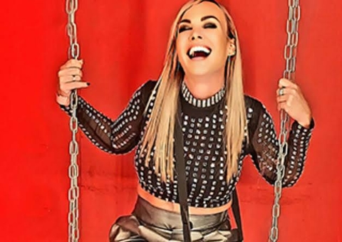 Manaus recebe show de Evi Goffin com hits memoráveis dos Anos 2000