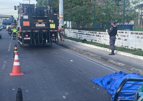 Industriária é esmagada por caminhão ao cair de motocicleta em Manaus