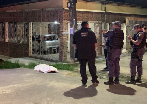 Criminosos em carro arremessam corpo de homem em rua de Manaus