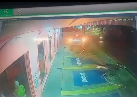 Carro desgovernado invade estacionamento e atinge loja no Parque 10