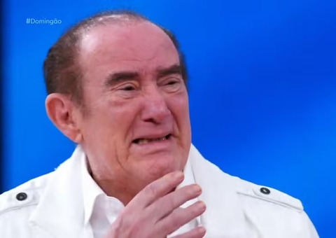 Renato Aragão chora copiosamente ao receber homenagem no Domingão; vídeo
