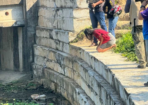 Mulher se desespera ao ver homem morto em igarapé no Tarumã