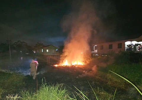 Moradores levam susto ao ver incêndio se aproximar de casas em Boca do Acre