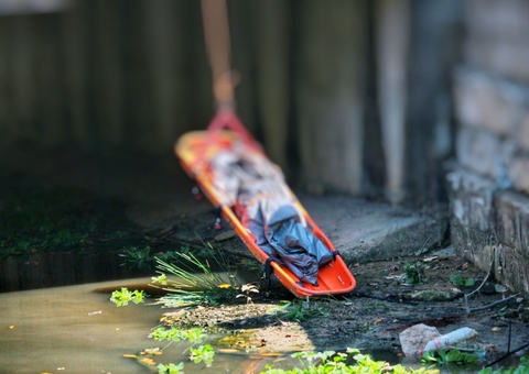 Polícia identifica jovem achado sem pernas em igarapé no Tarumã