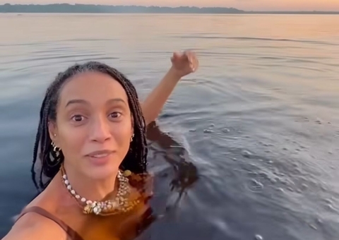 Taís Araújo 'pira' ao nadar com botos no Amazonas; vídeo 