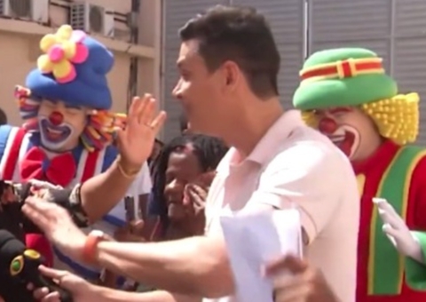 13 anos após engano com show falso, moradores de Salvador conhecem Patati Patatá