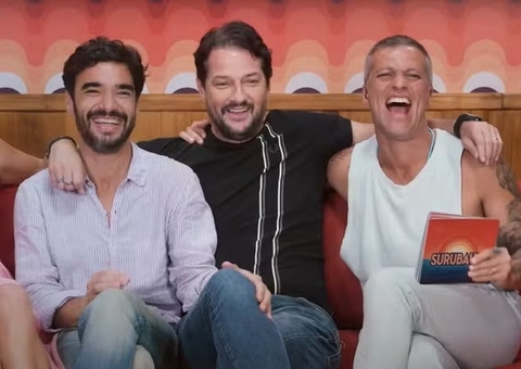 Caio Blat, Marcelo Serrado e Bruno Gagliasso dão beijo triplo em programa; vídeo