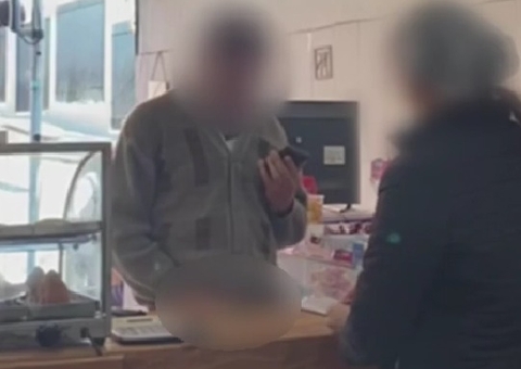 Homem mostra p3nis para dona de loja de doces durante atendimento