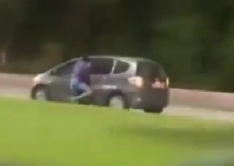 Tentativa de roubo termina com ladrão pendurado em carro em movimento