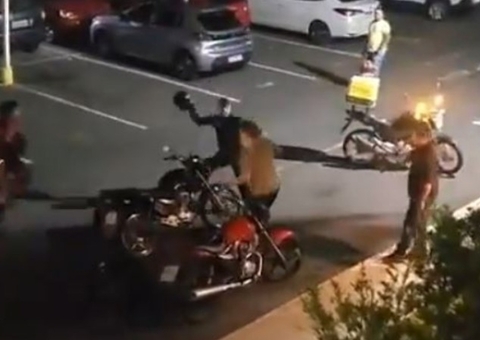 Justiça revoga prisão de motoboys envolvidos em briga com morador de condomínio em Manaus 