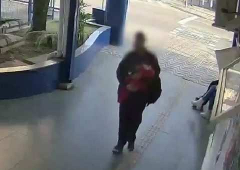 Mulher abandona bebê de 9 meses em banheiro e deixa bilhete