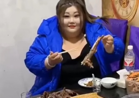 Influencer morre ao tentar comer 10kg de comida em live