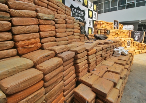 Mulher que integra facção é presa com mais de 1 tonelada de drogas em Manaus