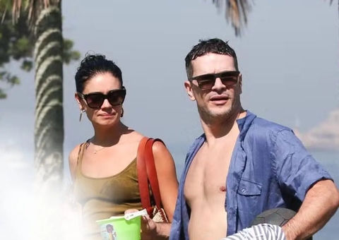 Namorando Xamã, Sophie Charlotte curte dia de praia com Daniel de Oliveira 