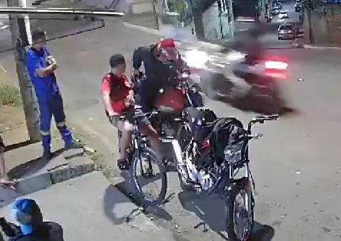 Cenas Fortes: Motociclistas colidem violentamente de frente no Rio