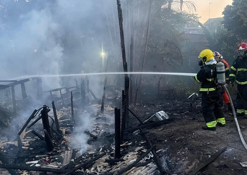 Família fica desabrigada após casa virar cinzas em incêndio no Tancredo Neves