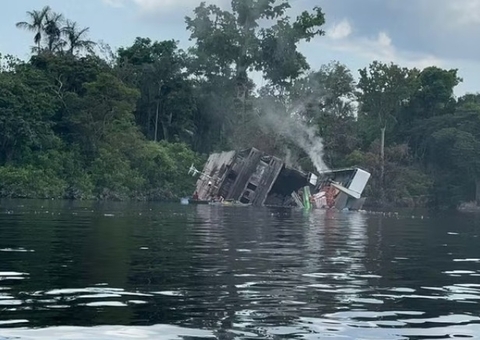 Corpo de Bombeiros retoma buscas por desaparecidos em incêndio em barco no Amazonas