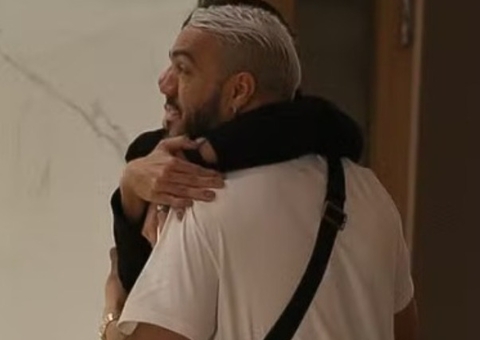 Belo é visto de mãos dadas e trocando carícias com morena em shopping 