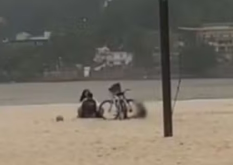 VÍDEO: Casal é flagrado fazendo sex0 ao lado de criança em praia