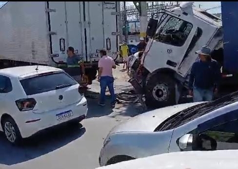 Carreta colide na traseira de caminhão em acidente violento em Manaus