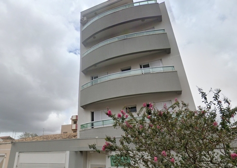 Idoso morre após queda de 4° andar enquanto limpava painéis solares