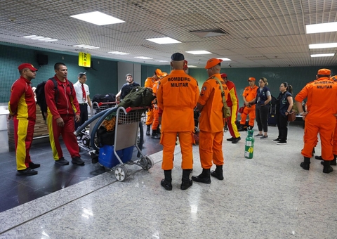 Em Uarini, força-tarefa do Governo do Amazonas atende vítimas de incêndio em barco