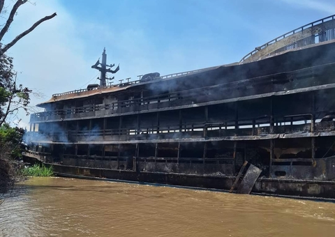 Veja como ficou barco após incêndio que deixou mortos e feridos em Uarini