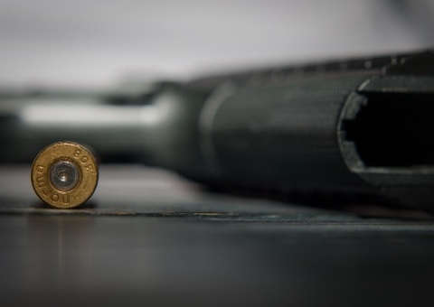 Adolescente atira no pai para proteger a mãe de agressões