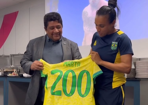 Marta recebe homenagem da CBF por 200 jogos pela Seleção Brasileira; vídeo