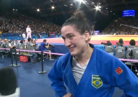 Judoca Mayra Aguiar chora e pede abraço de repórter da Globo após derrota; vídeo