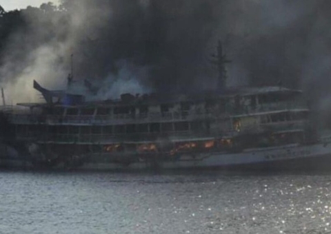 Corpo de vítima de incêndio em barco em Uarini é encontrado; ainda há desaparecidos