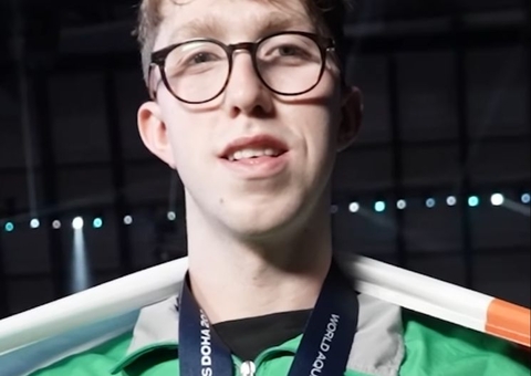 Ator de "Game of Thrones" bate recorde e conquista ouro na natação