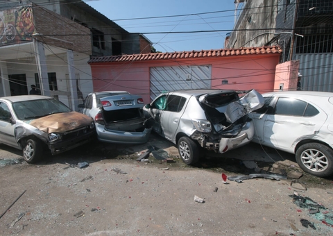 Ônibus desgovernado destrói 6 veículos e derruba poste no Petrópolis 