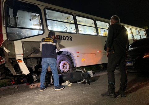 Ônibus perde freio, atropela motociclistas e imprensa motorista em Manaus