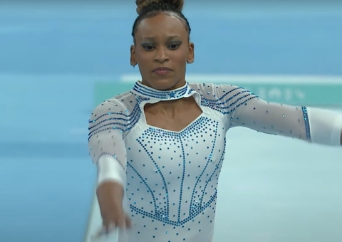 Rebeca Andrade faz bonito e leva a prata na final dos saltos