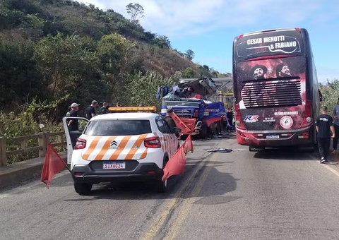 Ônibus de César Menoti e Fabiano se envolve em acidente com carreta em MG
