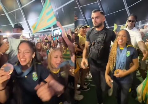 Rebeca Andrade e mais ginastas ganham festa na Casa Brasil; vídeo