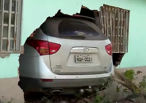 Carro desgovernado invade casa após motorista confundir pedais; vídeo