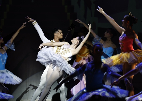 Inédito: Espetáculo 'Cinderela' traz fortes emoções ao Teatro Amazonas