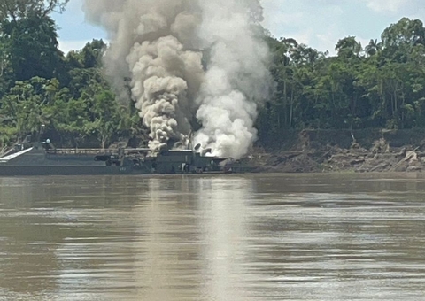 Embarcação da Marinha é atingida por fogo no Amazonas